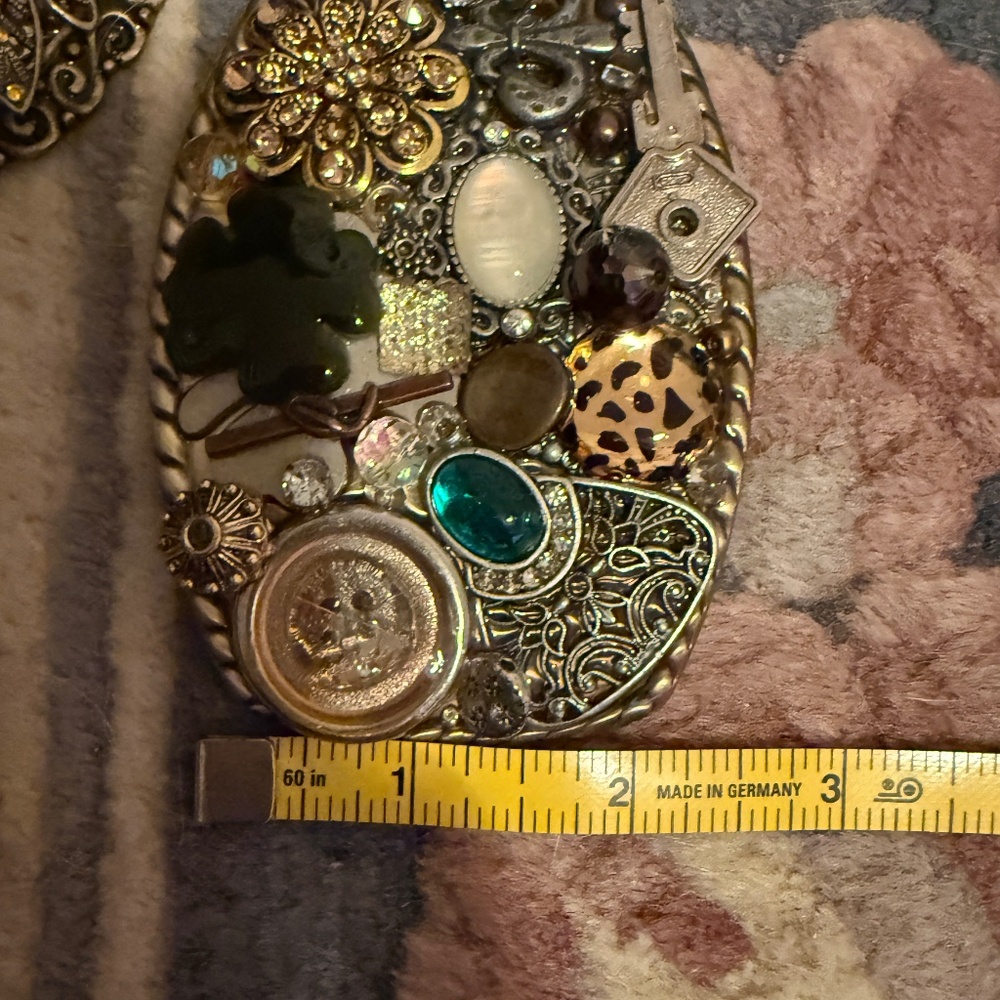 4 x 3 inch belt buckle fits onto a 1 1/2 inch belt you supply yourself: